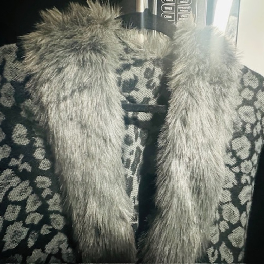 CHARMING EXTREMELY SOFT FAUX GRAY FUR CAPE! BRAND NEW - NEVER WORN!